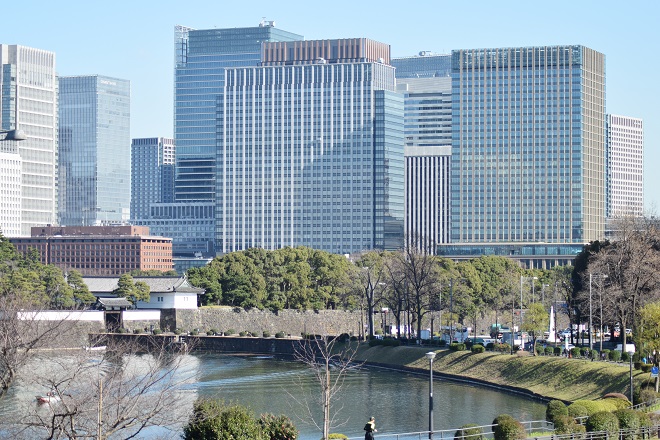 桜田門、お濠、奥にはオフィスビルが写ります。