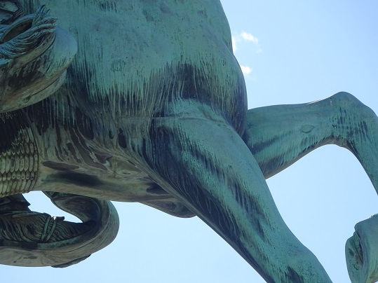 銅像の組み合わせ部分、馬の右前脚をアップにした画像です。